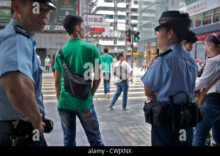 Hong Kong Polizei patrouillieren auf Straße. 25. August 2012 Stockfoto