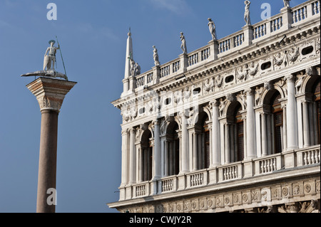 St. Theodore auf der westlichen Spalte, Venedig, Italien. Stockfoto