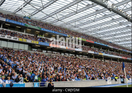 Fußballfans von Brighton und Hove Albion beim Npower Championship-Spiel im Amex-Stadion Sussex UK West Stand - NUR FÜR REDAKTIONELLE ZWECKE Keine Verwendung mit nicht autorisierten Audio-, Video-, Daten-, Regallisten-, Club-/Liga-Logos oder „Live“-Diensten. Online-in-Match-Nutzung auf 120 Bilder beschränkt, keine Videoemulation. Keine Verwendung in Wetten, Spielen oder Veröffentlichungen für einzelne Vereine/Vereine/Vereine/Spieler - Dieses Bild ist an die Einschränkungen von Dataco gebunden, wie es verwendet werden kann. Weitere Informationen finden Sie in unseren Nutzungsbedingungen zu den Einschränkungen von Dataco. Stockfoto