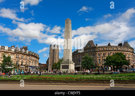 Menschen entspannen im War Memorial Gardens in Harrogate, North Yorkshire, England, UK. Stockfoto