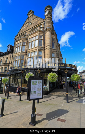 Bettys Cafe und Teestuben auf Parliament Street, Harrogate, North Yorkshire, England, Vereinigtes Königreich. Stockfoto