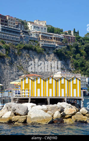 Gestreifte Strandhütten, Sorrent, Italien Stockfoto