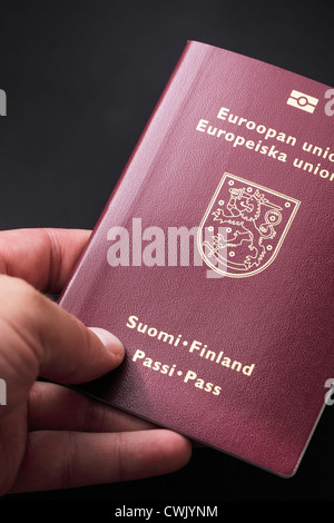 Mann, der finnischen Reisepass in der Hand hält. Stockfoto