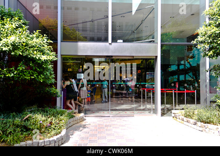 Ansicht der Leute in der Suntec Stadt in Singapur. Dies war den Seiteneingang des Gebäudes, wie aus dem Bonsai-Garten gesehen. Stockfoto