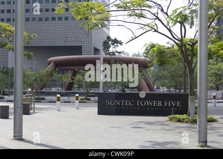 Melden Sie sich für die Suntec Tower 5 und Fountain of Wealth in Singapur. Es gibt eine Gruppe von 5 Gebäuden. Stockfoto