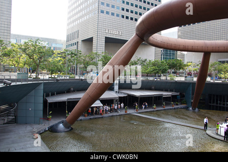 Menschen unter riesigen Struktur des Fountain of Wealth in Singapur. Dies ist eine massive Brunnen in der Mitte der Suntec City. Stockfoto