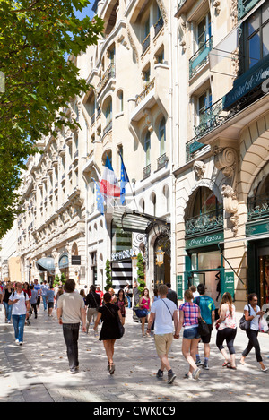 Menschen beim Einkaufen auf der berühmten Straße der Avenue des Champs Elysees Paris Frankreich EU Europa Stockfoto