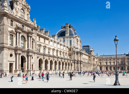 Besucher außerhalb der Louvre Kunstgalerie und Museum Paris Frankreich EU Europa Stockfoto