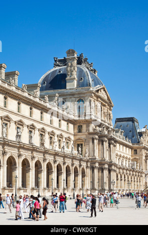 Besucher außerhalb der Louvre Kunstgalerie und Museum Paris Frankreich EU Europa Stockfoto