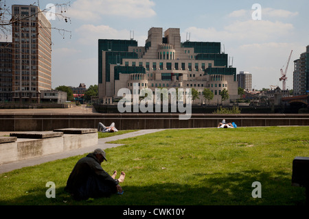 SIS Gebäude, auch bekannt als der MI6 Building ist der Hauptsitz des britischen Secret Intelligence Service, London. Stockfoto