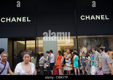 Menschen, die Schlange zum Einkaufen in einem CHANEL-Store in Hong Kong, Tsim Sha Tsui. 24. August 2012 Stockfoto