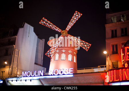 Moulin Rouge Kabarett im Bereich Pigalle in Paris, Frankreich, Europa Stockfoto