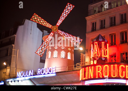 Moulin Rouge Kabarett im Bereich Pigalle in Paris, Frankreich, Europa Stockfoto