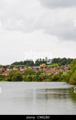 Blick auf Netherton St Andrew Church und einer Sozialsiedlung aus Farm Lodge Reservoir nach Hause Dudley Wasserski und Yacht Club Stockfoto