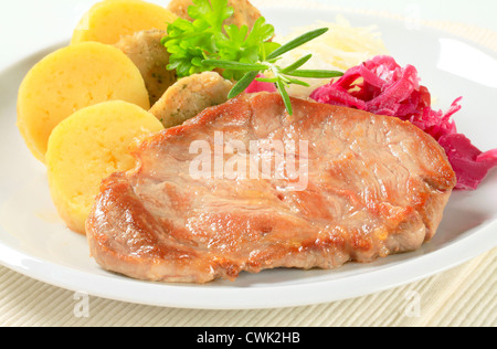 Schweinefleisch mit Kohl und zwei Arten von Knödeln Stockfoto