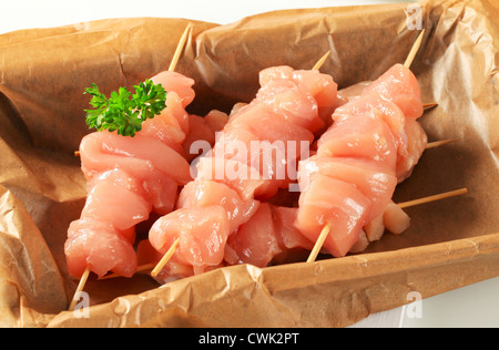Rohes Hühnchen Cubes auf Holzspieße Stockfoto