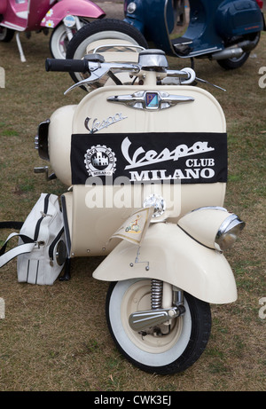 Klassische Vespa-Roller mit Milano Club Schärpe Stockfoto