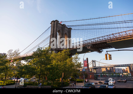 New York City Brooklyn Bridge, die Manhattan mit Brooklyn, diese Ikone Konstruktion unter Seite Brooklyn verbindet Stockfoto