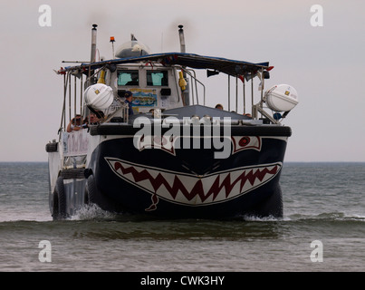 Wiley, Wash-Monster. Amphibische Handwerk transportiert Touristen vom Sandstrand bei Hunstanton direkt ins Meer, Norfolk Stockfoto