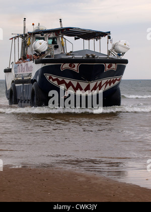 Wiley, Wash-Monster. Amphibische Handwerk transportiert Touristen vom Sandstrand bei Hunstanton direkt ins Meer, Norfolk Stockfoto