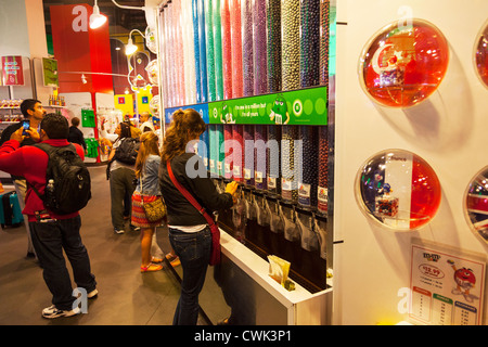 Innen M & M' Chocolate Candy Store in Manhattan New York City Times Square Stockfoto