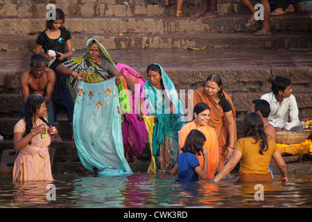 Indische Frauen Baden im verschmutzten Wasser des Flusses Ganges in Varanasi, Uttar Pradesh, Indien Stockfoto