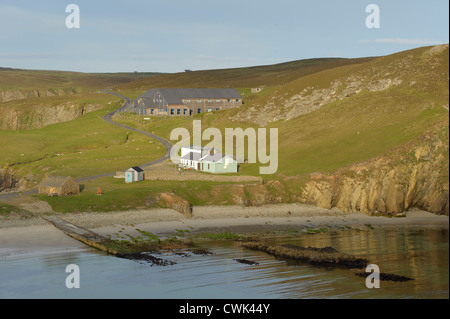 Fair Isle Bird Observatory in den Shetland-Inseln, von North Haven betrachtet. Juni 2012. Stockfoto