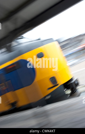 Schwenken von Bildern eines Zuges in den Bahnhof Stockfoto