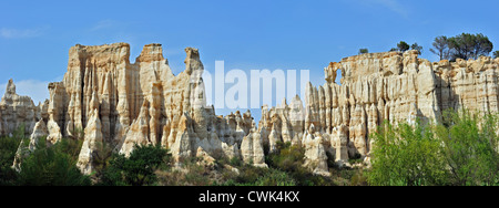 Seltsame Felsformationen geschaffen durch Wassererosion an Orgues d'Ille-Sur-Têt in Pyrénées-Orientales, Pyrenäen, Frankreich Stockfoto