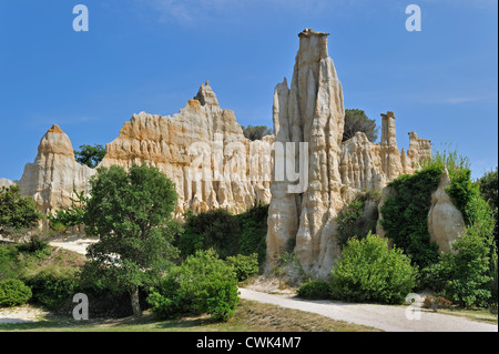 Seltsame Felsformationen geschaffen durch Wassererosion an Orgues d'Ille-Sur-Têt in Pyrénées-Orientales, Pyrenäen, Frankreich Stockfoto