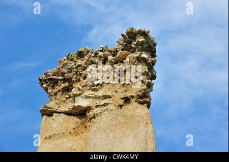 Seltsame Felsformationen geschaffen durch Wassererosion an Orgues d'Ille-Sur-Têt in Pyrénées-Orientales, Pyrenäen, Frankreich Stockfoto