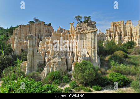 Seltsame Felsformationen geschaffen durch Wassererosion an Orgues d'Ille-Sur-Têt in Pyrénées-Orientales, Pyrenäen, Frankreich Stockfoto