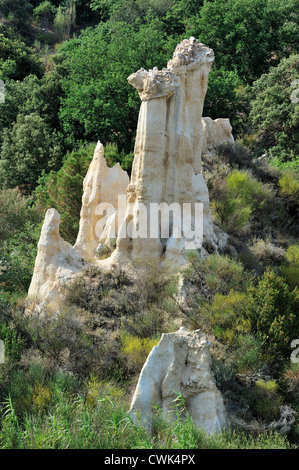 Seltsame Felsformationen geschaffen durch Wassererosion an Orgues d'Ille-Sur-Têt in Pyrénées-Orientales, Pyrenäen, Frankreich Stockfoto