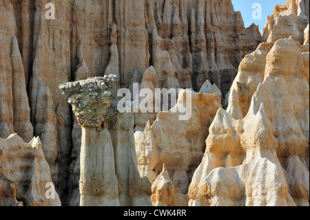 Seltsame Felsformationen geschaffen durch Wassererosion an Orgues d'Ille-Sur-Têt in Pyrénées-Orientales, Pyrenäen, Frankreich Stockfoto