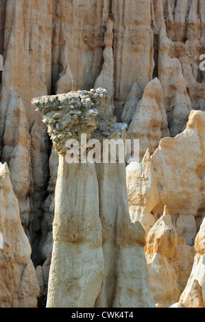 Seltsame Felsformationen geschaffen durch Wassererosion an Orgues d'Ille-Sur-Têt in Pyrénées-Orientales, Pyrenäen, Frankreich Stockfoto