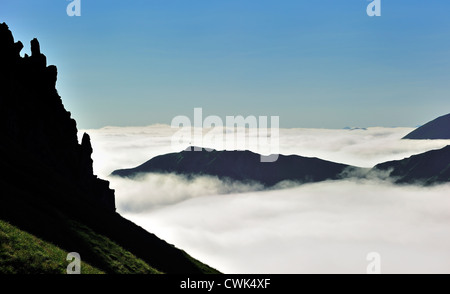 Blick über die Silhouette gezackten Berg Rand und Berge im Nebel bei Sonnenaufgang in der Nähe der Col du Tourmalet, Pyrenäen, Frankreich Stockfoto