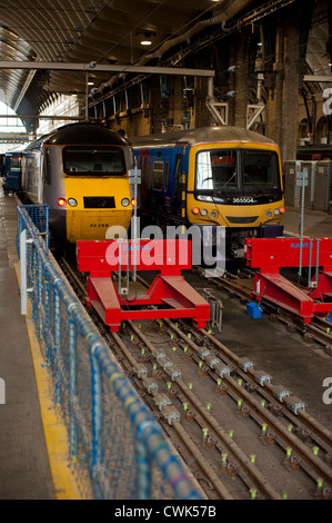 Darauf warten, von Kings Cross fahren Züge vom Bahnhof in London Stockfoto