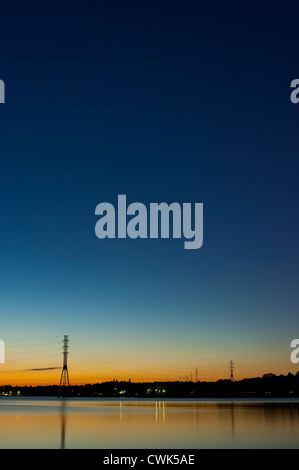 Silhouette eines Strom-Turm gegen ein buntes Sonnenuntergang Stockfoto