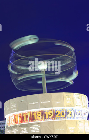 Alexanderplatz, Urania-Weltzeituhr Weltzeituhr bei Nacht Stockfoto