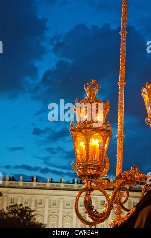 Detail der Maria Santima Inmaculada Prozession und Königspalast. Oriente Square, Madrid, Spanien. Stockfoto