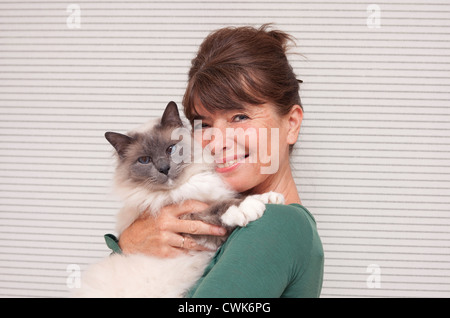 Frau und Birma Katze Stockfoto