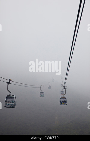 Asien, China, Hongkong. Seilbahn Ngong Ping nimmt Besucher bis zu den Tian Tan Buddha befindet sich in Ngong Ping, Lantau Island Stockfoto