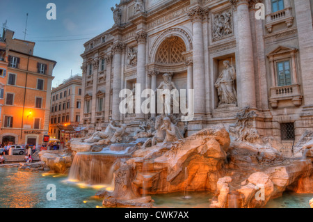 HDR die Trevi-Brunnen in der Abenddämmerung im Stadtteil Trevi in Rom, Italien. Stockfoto