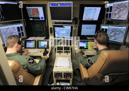 Ein Student Luftwaffenpilot mans die Steuerelemente ein MQ-9 Reaper im bodengebundenen Cockpit während einer Trainingsmission flog von Hancock Field Air National Guard Base 6. Mai 2012 Syracuse, New York. Stockfoto