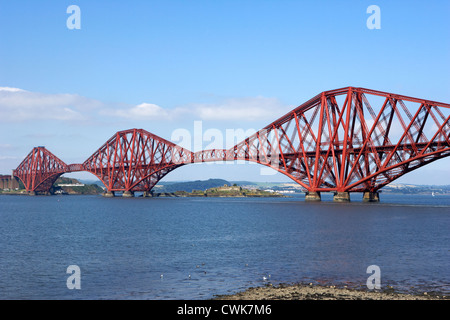vierte Brücke freitragende Eisenbahnbrücke über die erste her Schottland Großbritannien Großbritannien aus South Queensferry betrachtet Stockfoto