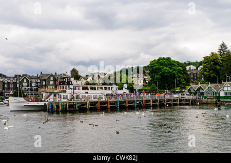 Touristen in die Warteschlange an der Kasse am Kai und entlang der Pier an Bord der MV-Tern für eine Reise rund um Lake Windermere Stockfoto