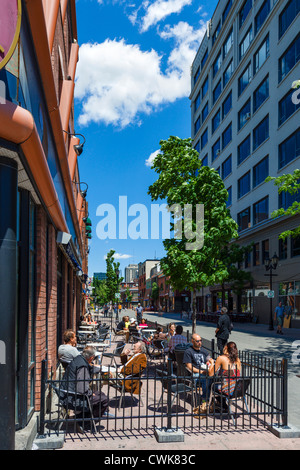 Cafe auf der Rue Prince Arthur an der Ecke des Boulevard Saint Laurent im Stadtteil Plateau Mont-Royal, Montreal, Quebec, Kanada Stockfoto