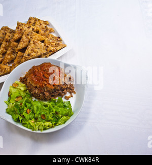 Crockpot Kohlrouladen, Karamell Käsekuchen Bars. Stockfoto