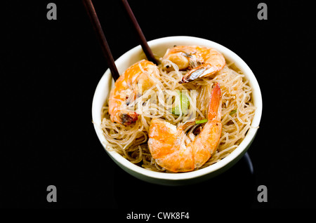 Pancit Bihon, ein Filipino Nudelgericht auf schwarzem Hintergrund Stockfoto