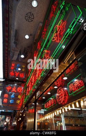 Asien, China, Macau. Neon-Schilder entlang der Straßen der Innenstadt von Macau. Stockfoto